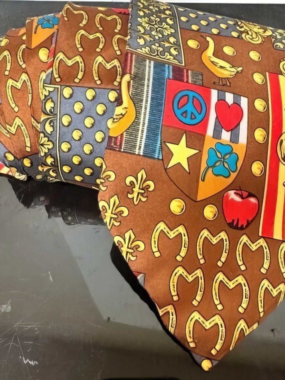 Moschino Tie Crowns Collectors Item Necktie Silk Pop Art Vintage Yellow - Picture 4 of 4